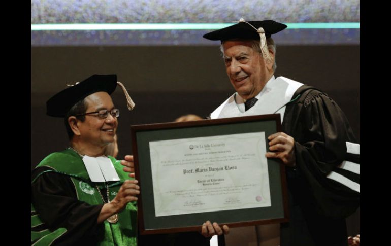 Mario Vargas Llosa al momento de recibir su honoris causa. EFE / M. Cristino