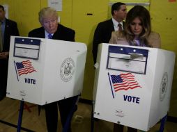 El candidato republicano y su esposa Melania votan en Nueva York. AP / E. Vucci