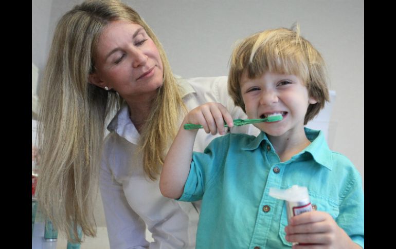 Recomiendan a los padres de familia llevar a los pequeños con el dentista desde la aparición de las primeras piezas dentales. EFE / ARCHIVO
