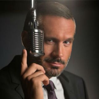 Sale del aire show de Arath de la Torre