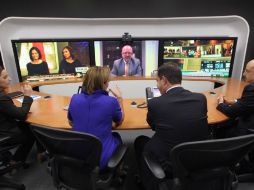 Claudia Ruiz Massieu sigue de cerca el proceso electoral estadounidense en el cuarto de monitoreo. EFE / ESPECIAL