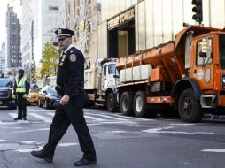 Autoridades de Nueva York estacionaron camiones de basura llenos de arena afuera de la Torre Trump. EFE / J. Lane