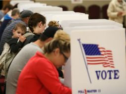 Ciudadanos emitiendo su voto el día  de hoy. AP / C. Lee