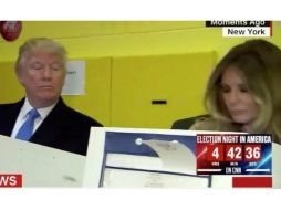 Trump fue sorprendido mirando cómo su esposa Melania usaba la máquina para votar. TWITTER /