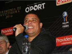 Ronaldo, el delantero brasileño, durante la rueda de prensa previa a la inducción. TWITTER / @famasalon