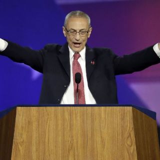 Hillary no hablará esta noche; su equipo manda a dormir a simpatizantes