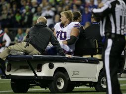 Eric Wood es atendido por personal médico después de su lesión. AP / E. Thompson