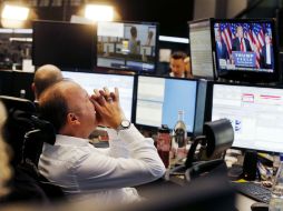 Un corredor de bolsa se lamenta de las tendencias en el DAX de Fráncfort. AP / M. Probst