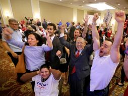 Ciudadanos que votaron por Donald Trump festejaron en Nueva York al anunciarse el triunfo del republicano. AP / O. Sentinel