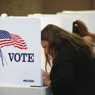 Clinton supera a Trump en voto popular