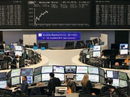 Bolsas europeas abrieron con bajas de hasta casi 4% este miércoles, pero esas caídas se moderaron superada la media sesión. AFP / D. Roland