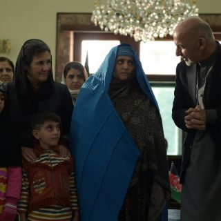 Presidente afgano dona departamento a la 'Niña de NatGeo'
