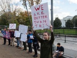 Luego del triunfo de Donald Trump, personas protestan afuera de la Casa Blanca contra él. AFP / N. Kamm