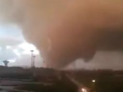 En el video se puede apreciar cómo el meteoro recorre las calles de una localidad, destrozando tejados y cables de energía eléctrica. YOUTUBE / MiKeeB