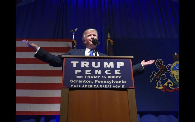 Trump dijo que revisaría las medidas adoptadas por Obama para aliviar el embargo sobre la isla. AFP / M. Ngan