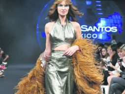 Una de las piezas que más llamó la atención en la pasarela del Fashion Week fue un abrigo de marabú en tonalidad ocre. ESPECIAL / Benito Santos
