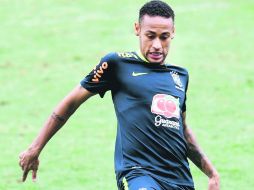 Belo Horizonte. El jugador de Brasil, Neymar, controla el balón durante un entrenamiento en el Estadio Mineirao. AFP /