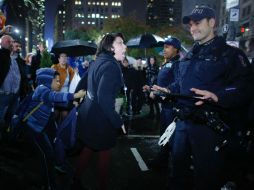 Una mujer discute con un policía de Nueva York en una protesta en contra del triunfo de Donald Trump. AFP / K. Betancur
