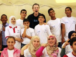 El irlandés se reune con niños y niñas en un colegio y un centro de apoyo escolar y psicológico de Unicef. AP / S. McNeil