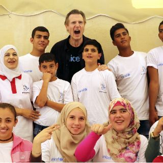 Liam Neeson visita a refugiados sirios en Jordania