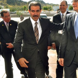 Guillermo Padrés sale rumbo a juzgado; marinos escoltan auto