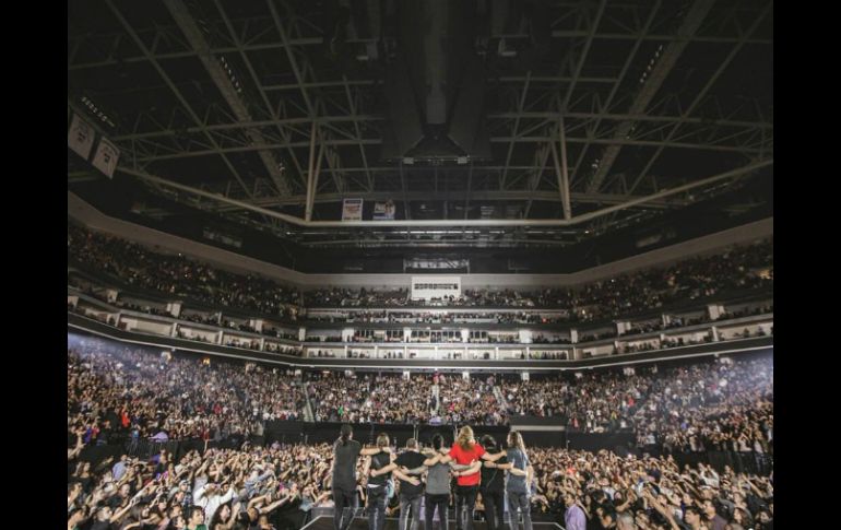 Tenemos que seguir con la lucha, señala Fher, líder de Maná durante un concierto en Sacramento, California. TWITTER / @manaoficial
