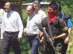 Miembro guerrillero del ELN escoltando a representantes de organismos de derechos humanos en Catatumbo. AFP / ARCHIVO