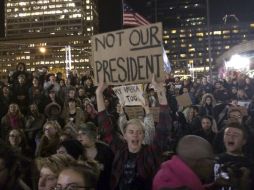'No es nuestro presidente', rezan las protestas en Los Ángeles y Washington. AP / L. Fox