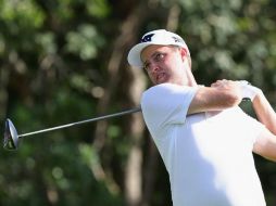Chris Kirk, de Estados Unidos, observa su tiro en el séptimo hoyo, durante la primera ronda. AFP / T. Bradbury
