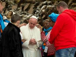 Al final del encuentro varios de estos pobres se acercaron al Pontífice, pusieron sus manos sobre los hombros mientras él rezaba. AFP /