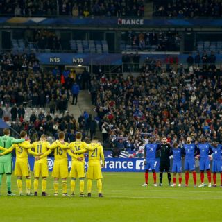 Dan minuto de silencio en partido Francia-Suecia