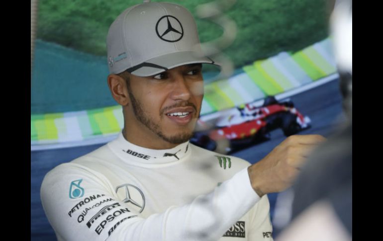 Hamilton terminó el primer entrenamiento libre delante de Verstappen y el segundo delante de Rosberg. AP / A. Penner