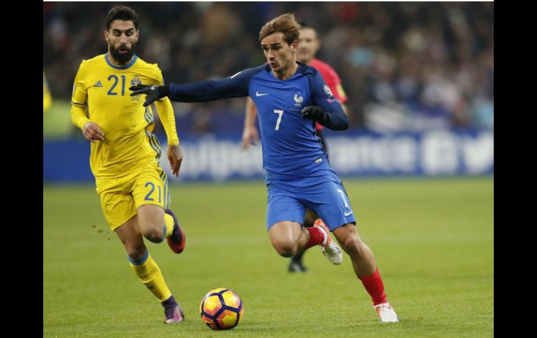 El Francés Griezmann (D) disputa un balón con Durmaz (I), de Suecia. EFE / I. Langsdon