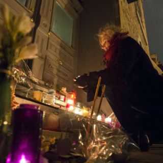 Fans rinden homenaje a Leonard Cohen en su casa de Montreal