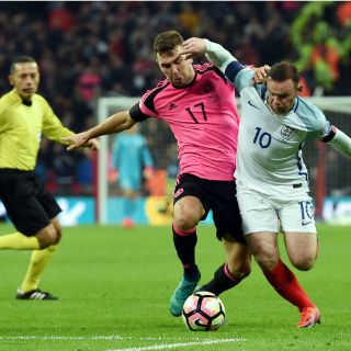 Con tres cabezazos, Inglaterra vence a Escocia