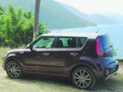 Es un auto sólido y bien hecho, sin ruidos interiores y con un diseño tan distinto a la mayoría que hace las delicias. ESPECIAL / KIA