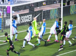 Rafael Márquez, el capitán azteca, cabeceó el balón y lo puso lejos de las manos de Brad Guzan, para sellar el triunfo Tricolor. MEXSPORT /
