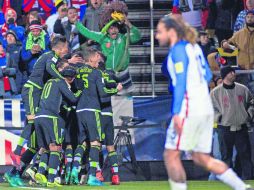 Festejo. Jugadores del Tri celebran el segundo gol, que garantizó el triunfo sobre Estados Unidos en Columbus, Ohio. MEXSPORT /