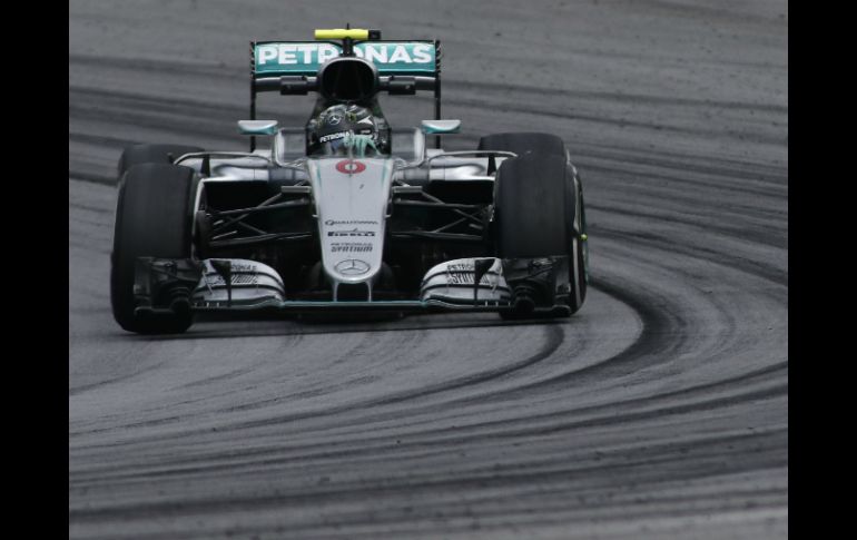 Los bólidos dieron vueltas en una pista mojada, un preámbulo del clima que se espera para la carrera de este domingo. AFP / M. Schincariol