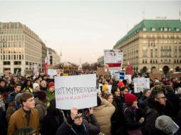 Los manifestantes llamaron a liberar al mundo de las propuestas del magnate. EFE / G. Fischer