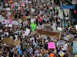 Unas 15 mil personas se dirigen hacia la Trump Tower de Nueva York, donde Donald Trump está reunido con su equipo. EFE / M. Nelson
