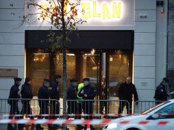 Los agentes de seguridad realizan el protocolo para evitar riesgos. AFP / F. Guillot