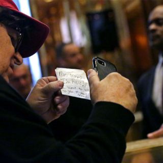 Michael Moore intenta hablar con Donald Trump