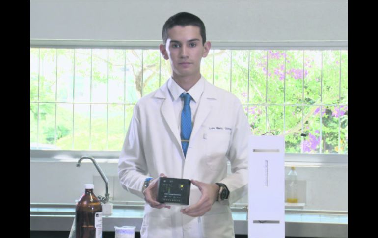 Luis Mario elaboró un filtro solar absorbedor de dióxido de carbono, con el fin de retener las partículas contaminantes. ESPECIAL /