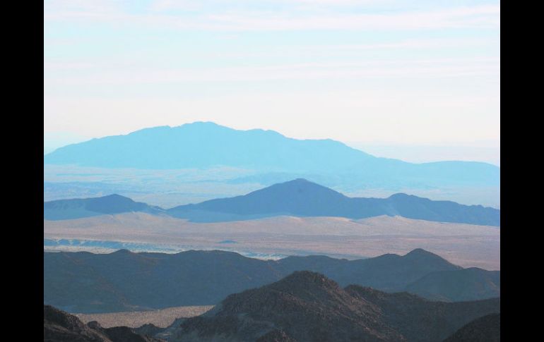 Majestuoso. Altas montañas , riscos pétreos, dunas, y la sinuosa carretera  (abajo  izquierda)  cruzando las montañas de La Rumorosa. EL INFORMADOR / P. Fernández
