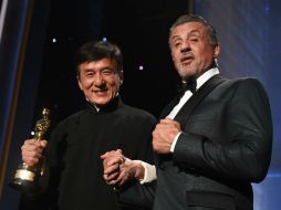 Jackie Chan y Sylvester Stallone posan ante las cámaras con la estatuilla dorada. AFP / R. Beck