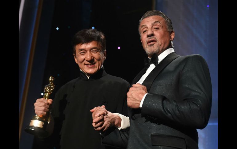 Jackie Chan y Sylvester Stallone posan ante las cámaras con la estatuilla dorada. AFP / R. Beck