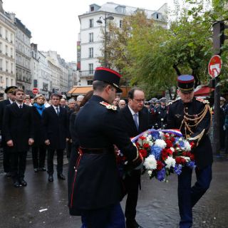 Hollande homenajea a las víctimas de los atentados del 13-N
