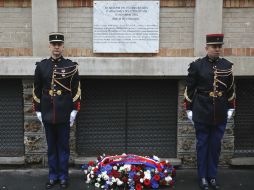 El nombre de Michelli Gil aparece grabado en la placa de mármol junto a otros 20 nombres en el café 'La Belle Equipe'. AP / P. Wojazer