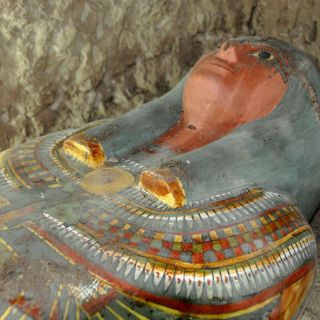 Arqueólogos españoles descubren momia intacta cerca de Luxor